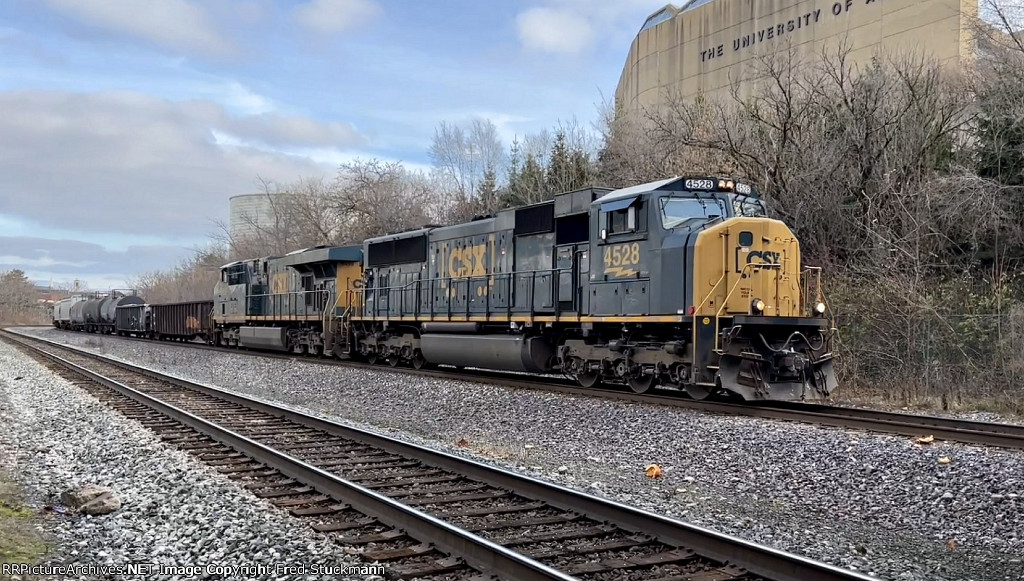 CSX 4528 leads M369.